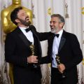 oscars-2013-ben-affleck-et-george-clooney-qui-produisait-ont-remporte-l-oscar-du-meilleur-film-grace-a-argo_140467_w460