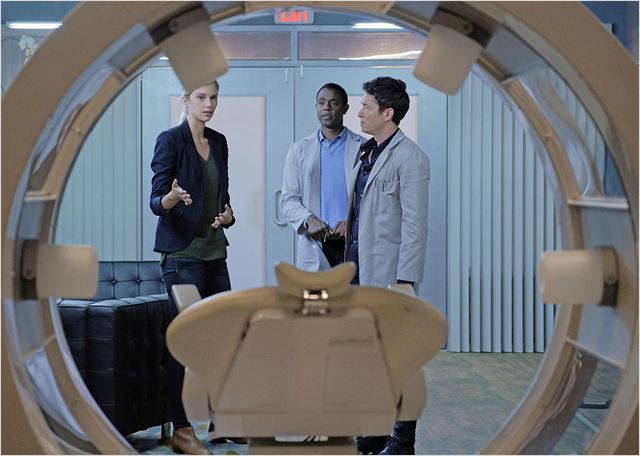 STITCHERS (Critique Saison 1) Pas de la haute couture – Les Chroniques